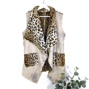 Short vintage effect faux fur fabric gilet with pockets