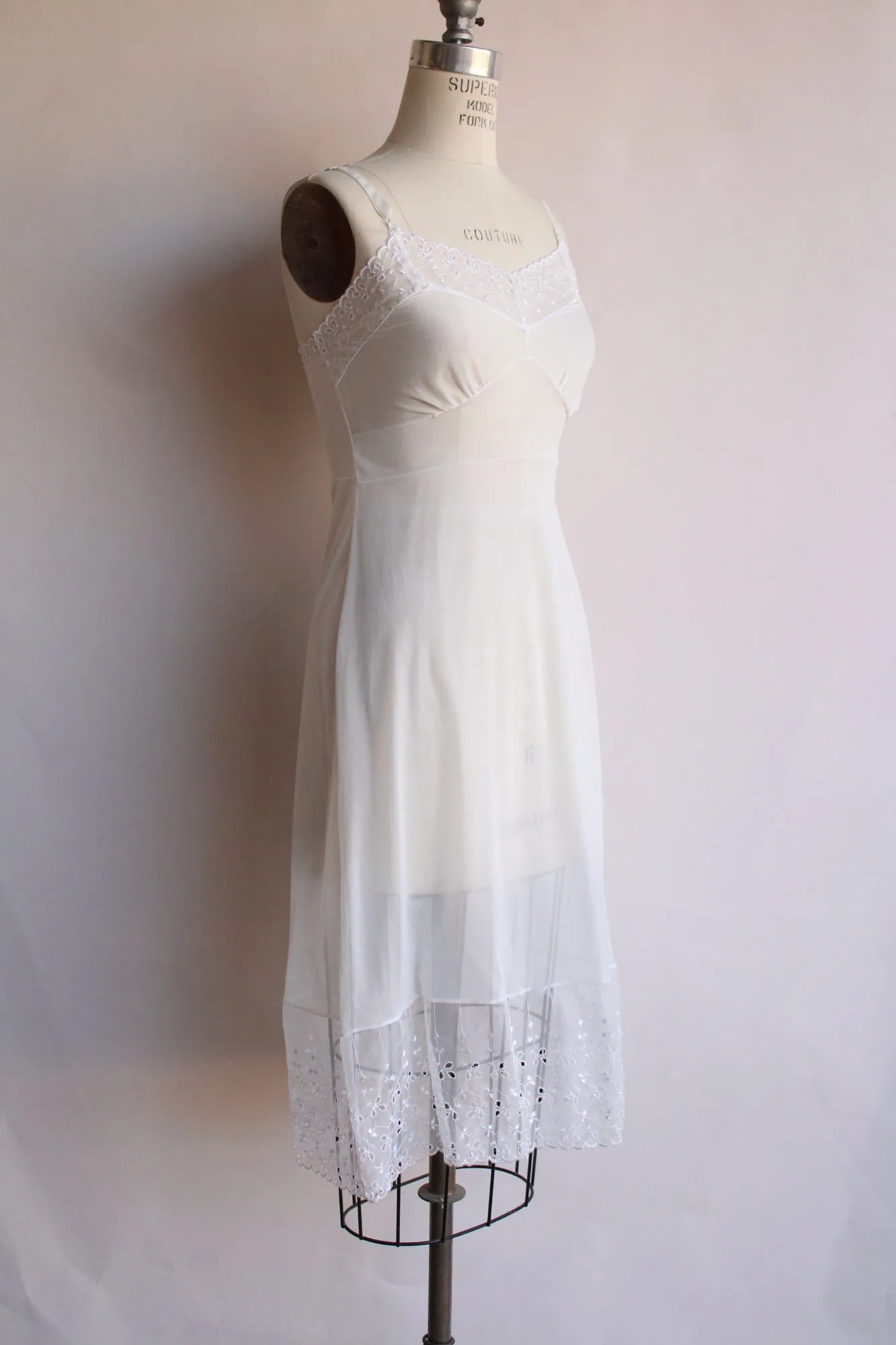 Vintage 1950s 1960s Lady Verona Size 32 White Embroidered Lace Trim Full Slip