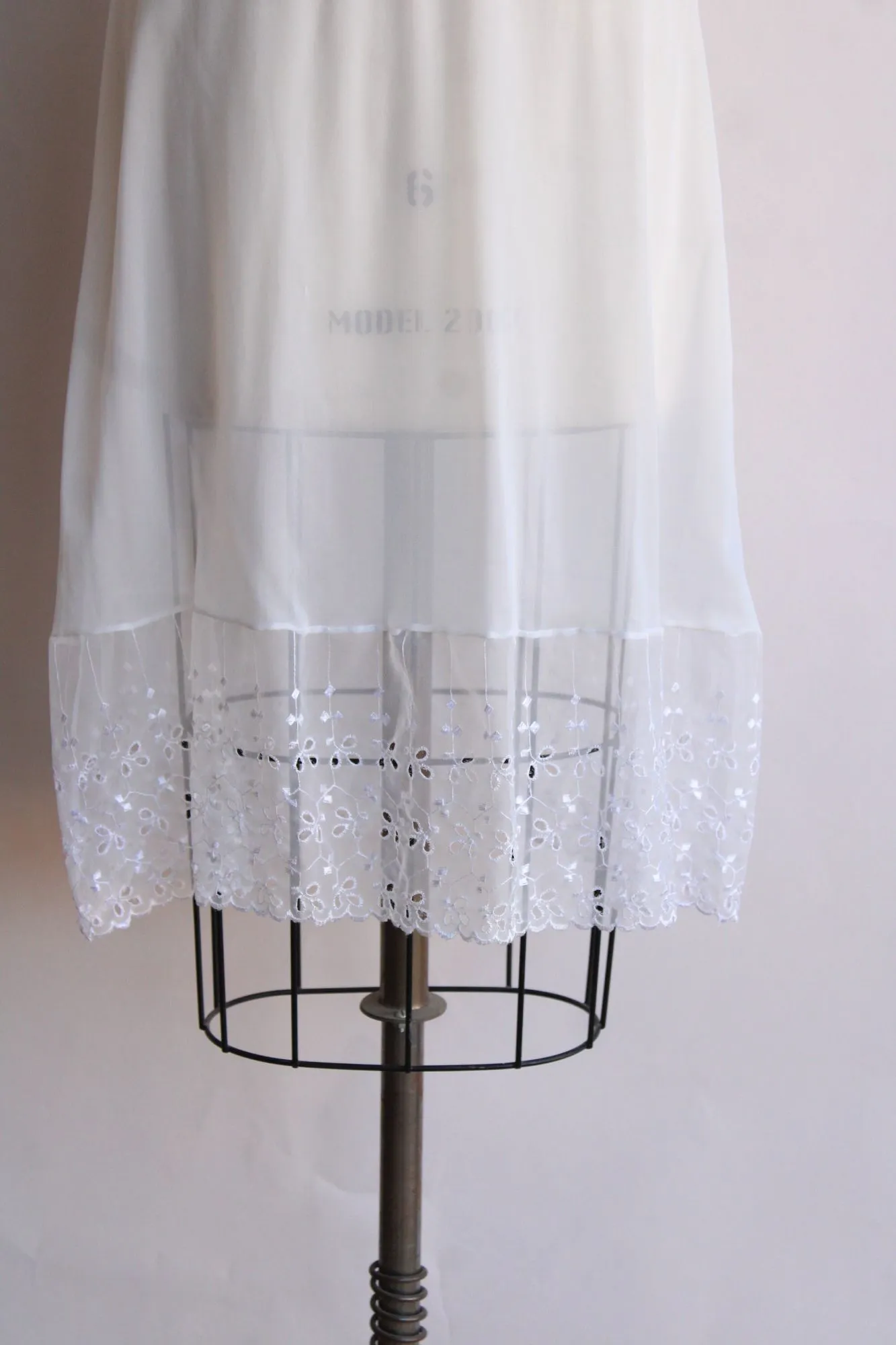 Vintage 1950s 1960s Lady Verona Size 32 White Embroidered Lace Trim Full Slip