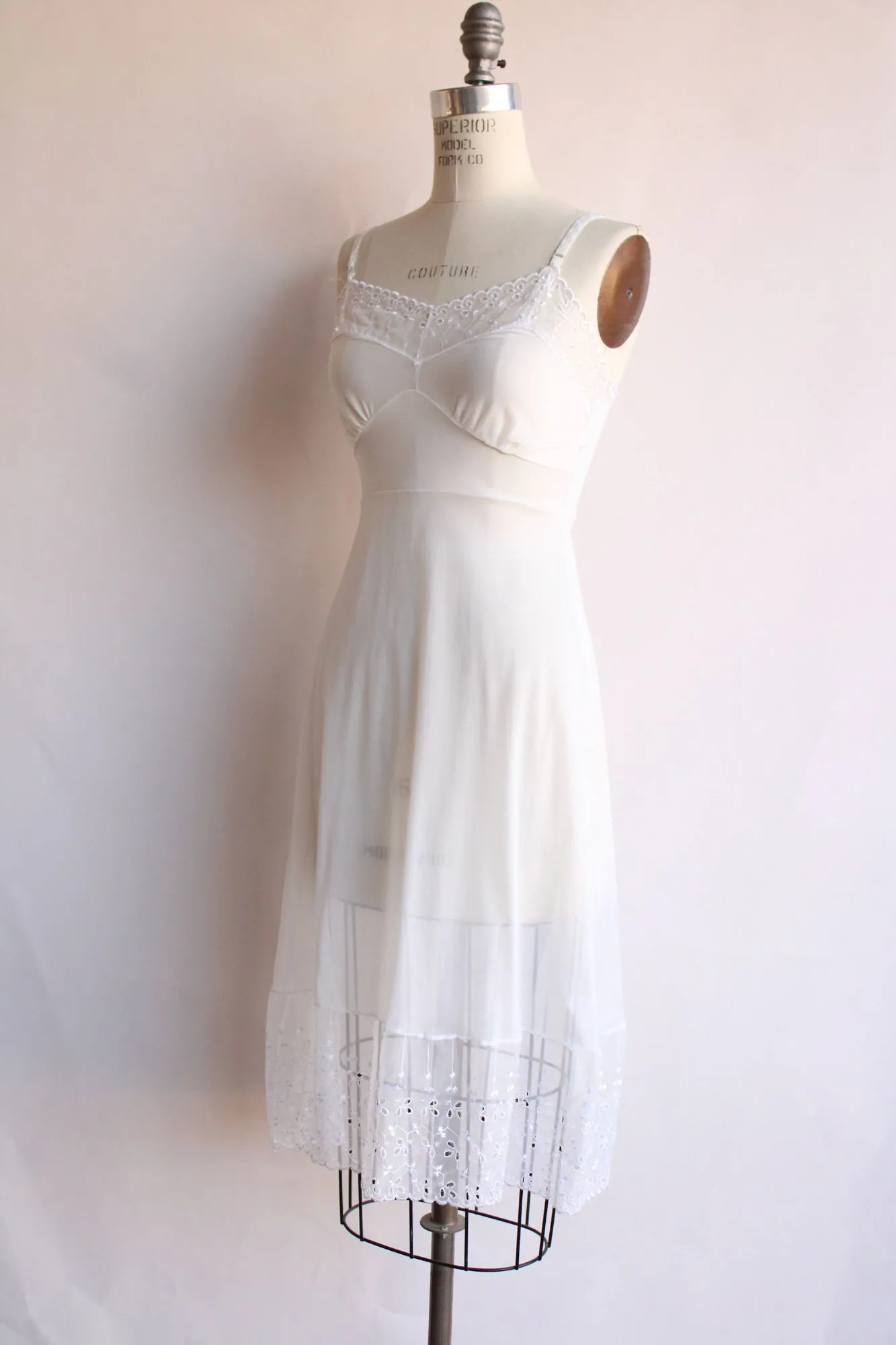 Vintage 1950s 1960s Lady Verona Size 32 White Embroidered Lace Trim Full Slip