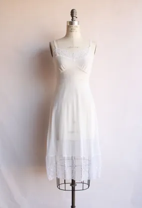 Vintage 1950s 1960s Lady Verona Size 32 White Embroidered Lace Trim Full Slip
