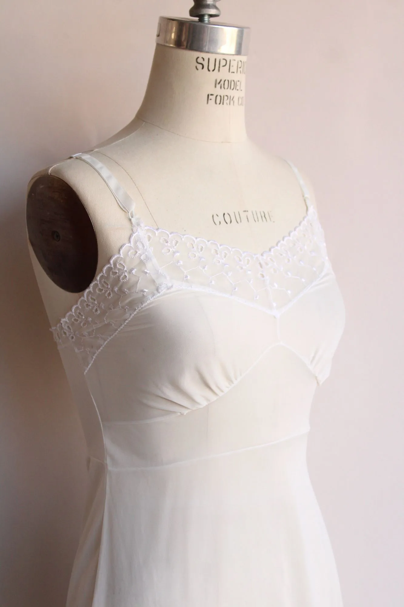 Vintage 1950s 1960s Lady Verona Size 32 White Embroidered Lace Trim Full Slip