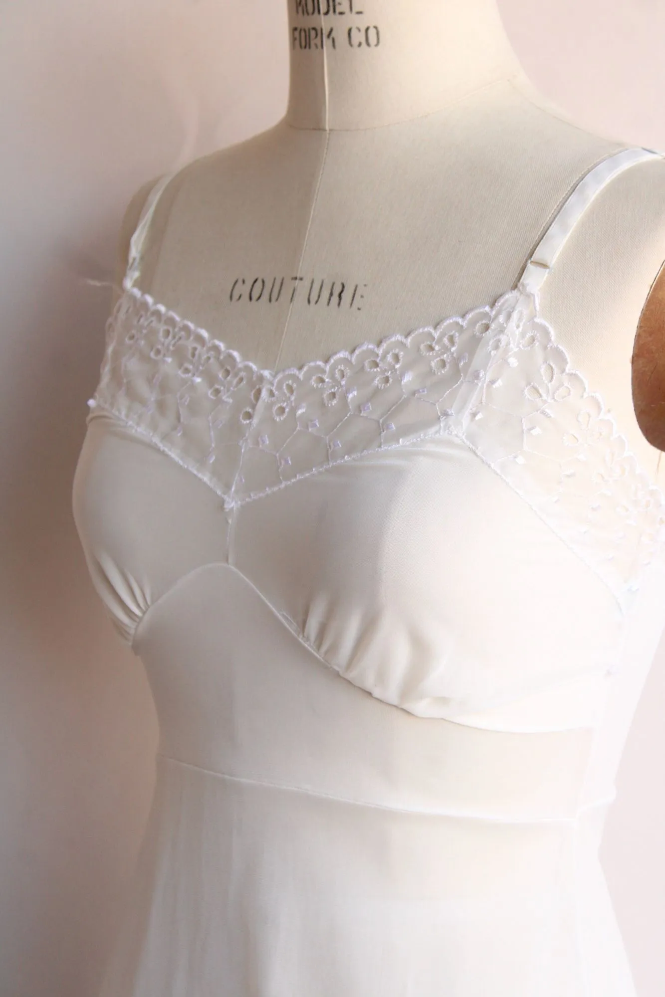 Vintage 1950s 1960s Lady Verona Size 32 White Embroidered Lace Trim Full Slip
