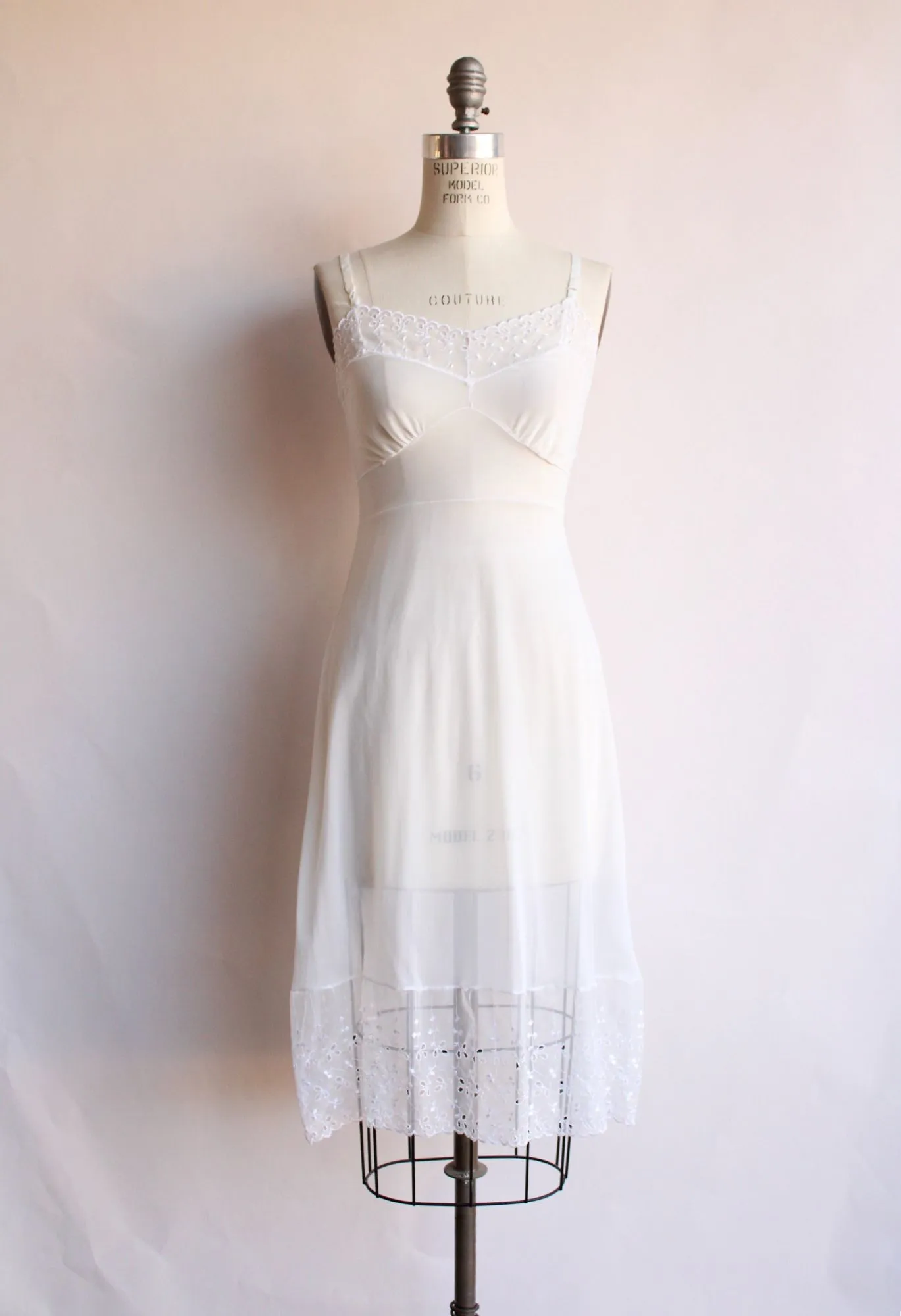 Vintage 1950s 1960s Lady Verona Size 32 White Embroidered Lace Trim Full Slip